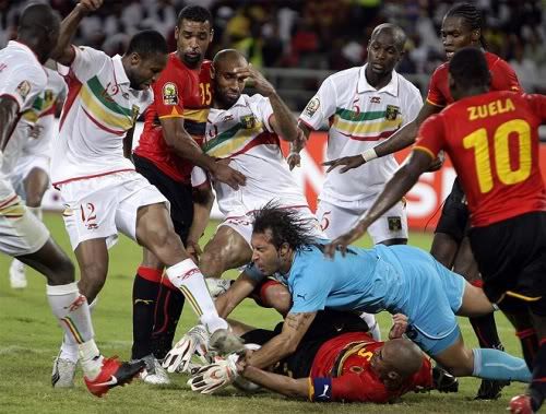 Angola depois de estar a vencer por quatro golos deixou-se empatar com o Mali (4-4)