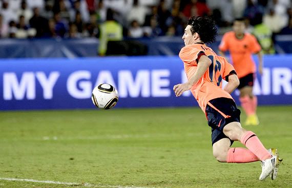 Messi marca e dá mais um título ao Barça